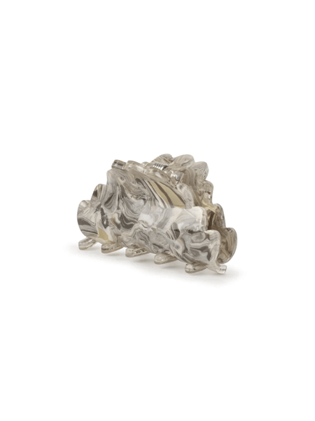 Simone zieht Mini Hairgip an - grau